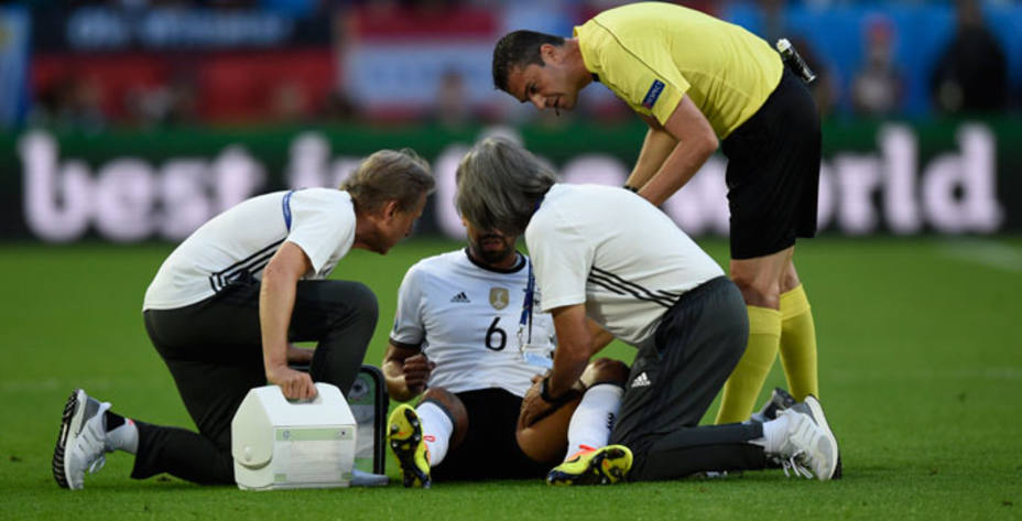 Khedira recibió asistencia médica durante el encuentro frente a Italia (UEFA)
