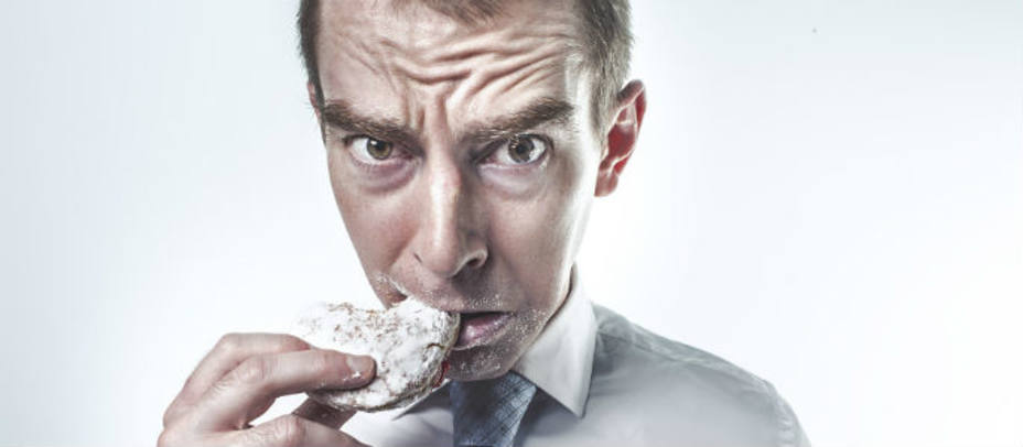 Un hombre come una galleta. Pixabay.