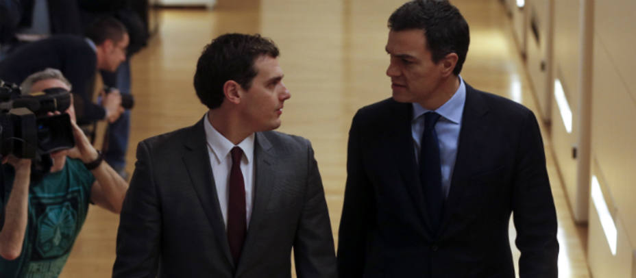 Albert Rivera y Pedro Sánchez en los pasillos del Congreso de los Diputados. REUTERS