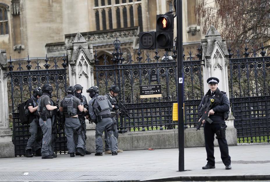 Agentes de policía británicos en el lugar del tiroteo ante el Parlamento en Londres, Reino Unido