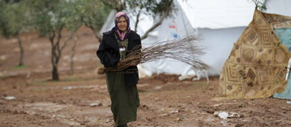 Una mujer siria camina por un campo de refugiados. Reuters