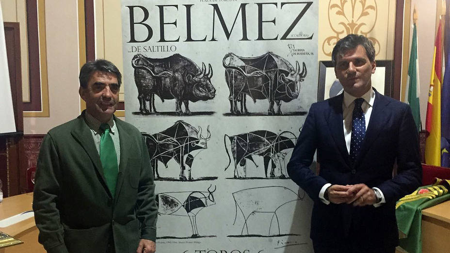 Victorino Martín y Jorge Buendía con el cartel anunciador del festejo de la plaza cordobesa de Belmez