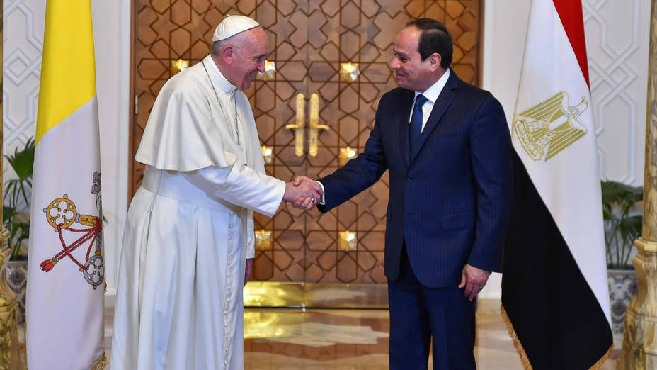 El presidente egipcio Abdel Fattah Al Sisi (d), saludando al papa Francisco (i), a su llegada al palacio presidencial del Cairo, Egipto,