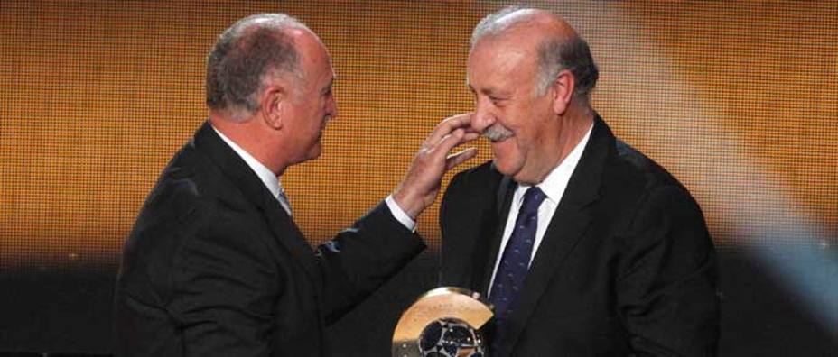 Vicente del Bosque recibe el premio al Mejor Entrenador 2012 de la FIFA en Zurich (REUTERS)