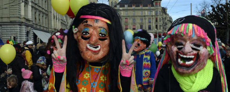 Varias personas enmascaradas participan en el desfile del inicio del carnaval en Lucerna, Suiza. EFE