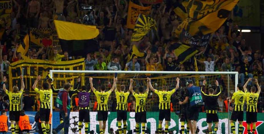 El Borussia celebra la victoria con su afición (REUTERS)