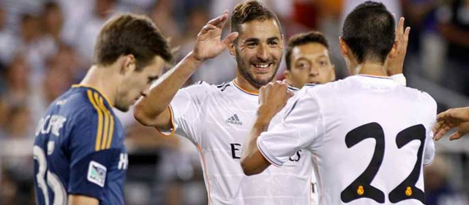 Benzemá y Di María celebran uno de los tres goles del Real Madrid (Reuters)