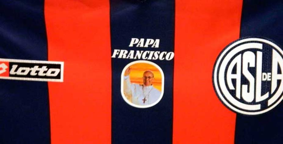 Camiseta del San Lorenzo de Almagro dedicada al Papa Francisco (Reuters)