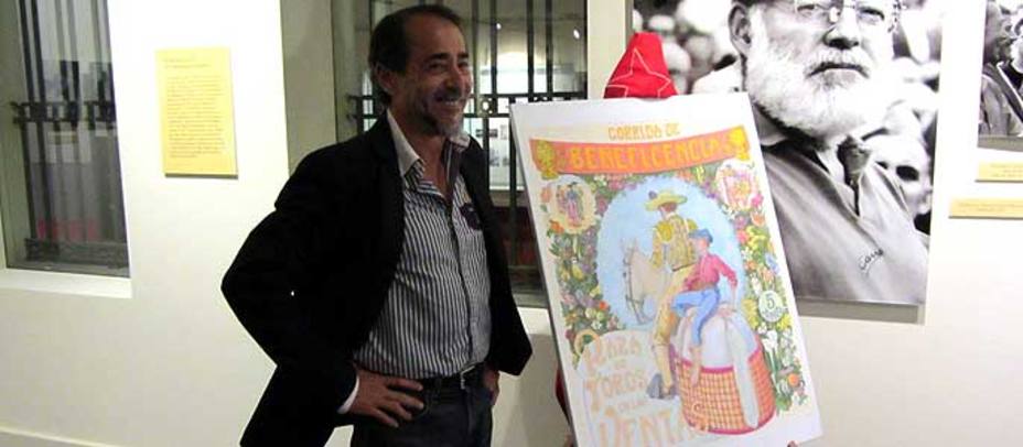Luis Francisco Esplá junto al cartel realizado para la Corrida de Beneficencia