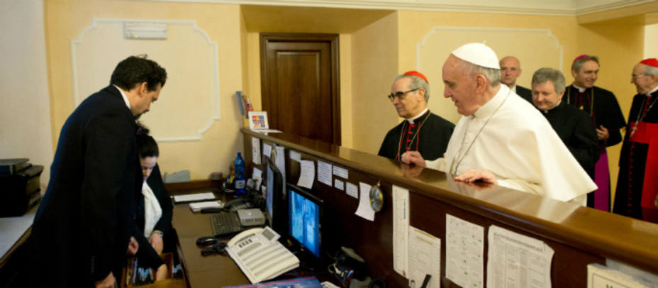 El Papa Francisco acudió a pagar la pensión en la que se había alojado en Roma. REUTERS