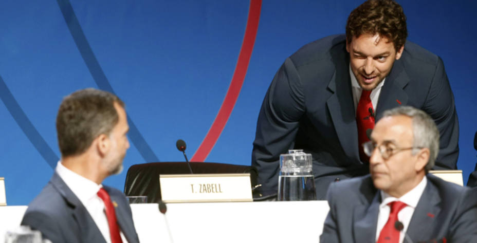 Pau Gasol le guiña el ojo al Príncipe de Asturias antes de la presentación de la Candidatura (Reuters)
