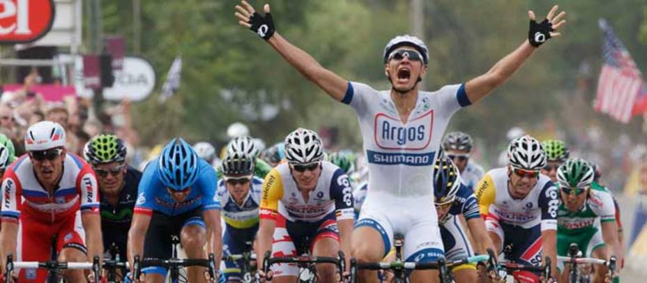 Marcel Kittel celebra la victoria en la primera etapa del Tour (Reuters)