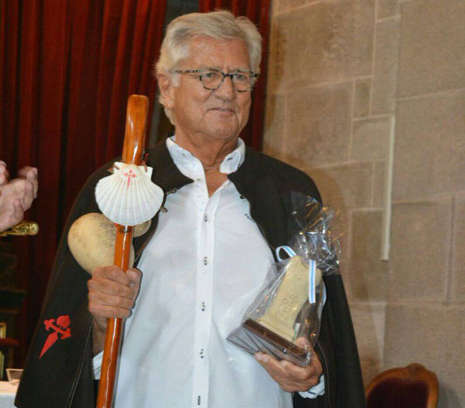 Pepe Domingo Castaño recibe el premio Primer Peregrino de Honor de Padrón
