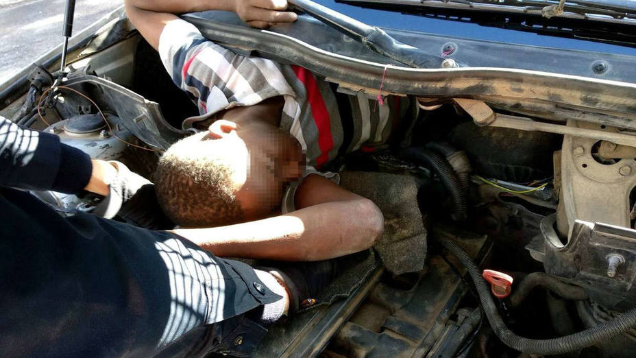 Un coche kamikaze entra en Melilla con cuatro inmigrantes ocultos y deja dos policías heridos
