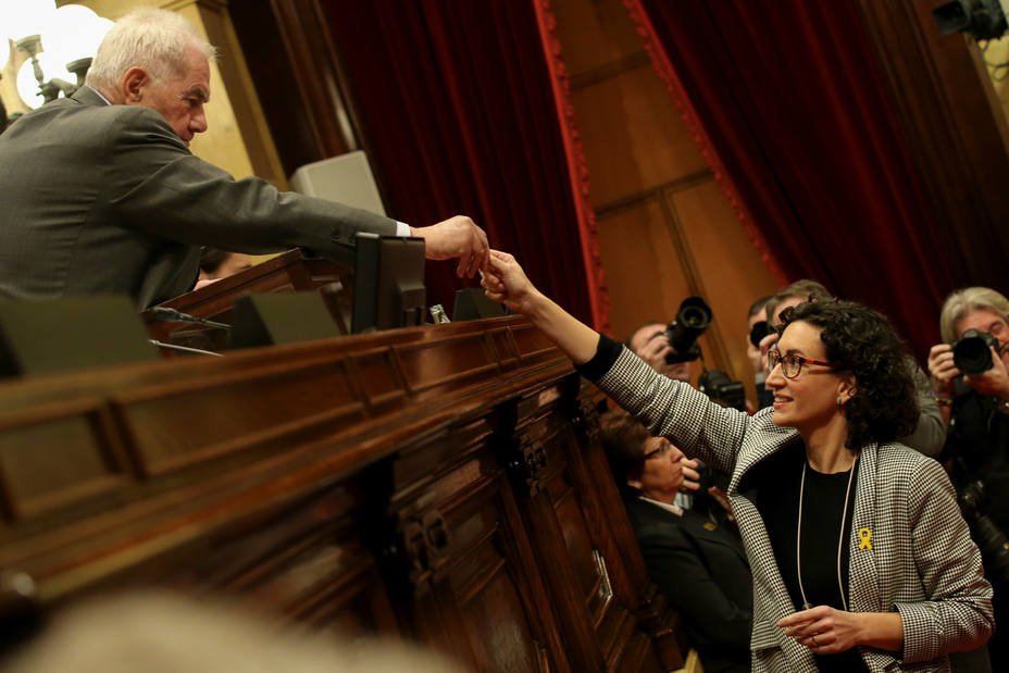 Deputy Rovira, General Secretary of Republican Left of Catalonia (ERC), casts her vote during the first session of Catalan Parliament after the regional elections in Barcelona
