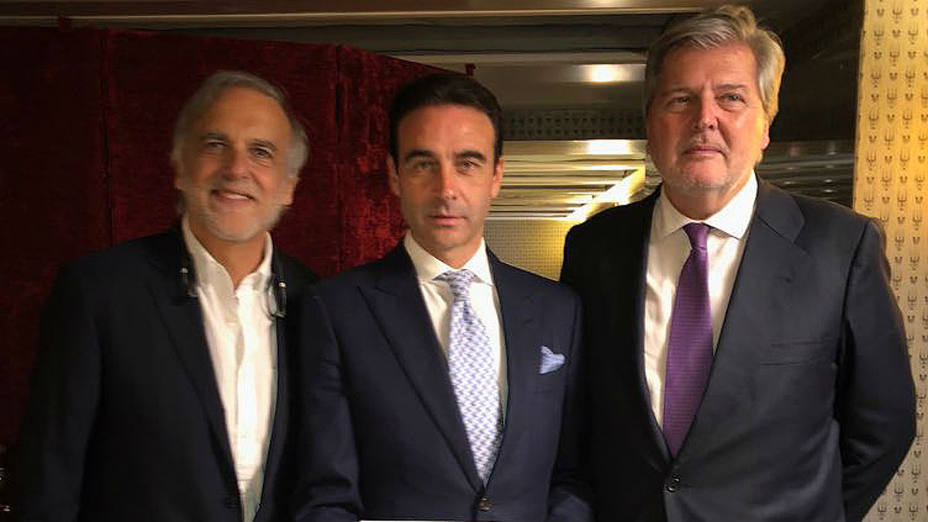 Paco Arango, Enrique Ponce e Íñigo Méndez de Vigo durante el acto en la Fundación Aladina