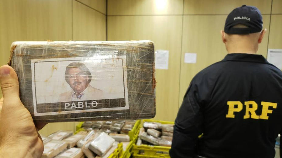 Incautan en Brasil 889 kilos de cocaína en bultos con fotos de Pablo Escobar