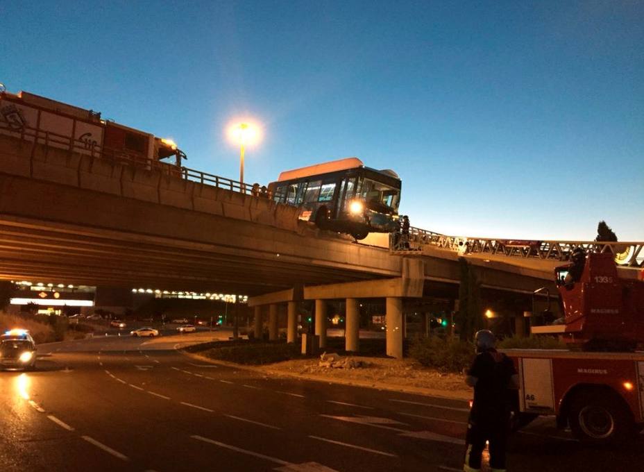 Un bus lanzadera del Mad Cool sin pasajeros queda suspendido de un puente