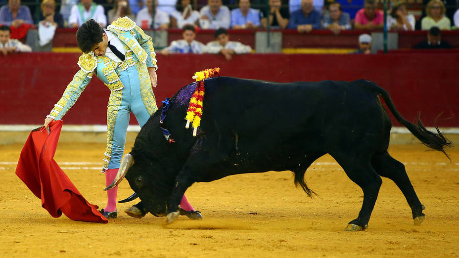 Álvaro Lorenzo ante Melonero, el notable toro de Montalvo al que cortó dos orejas