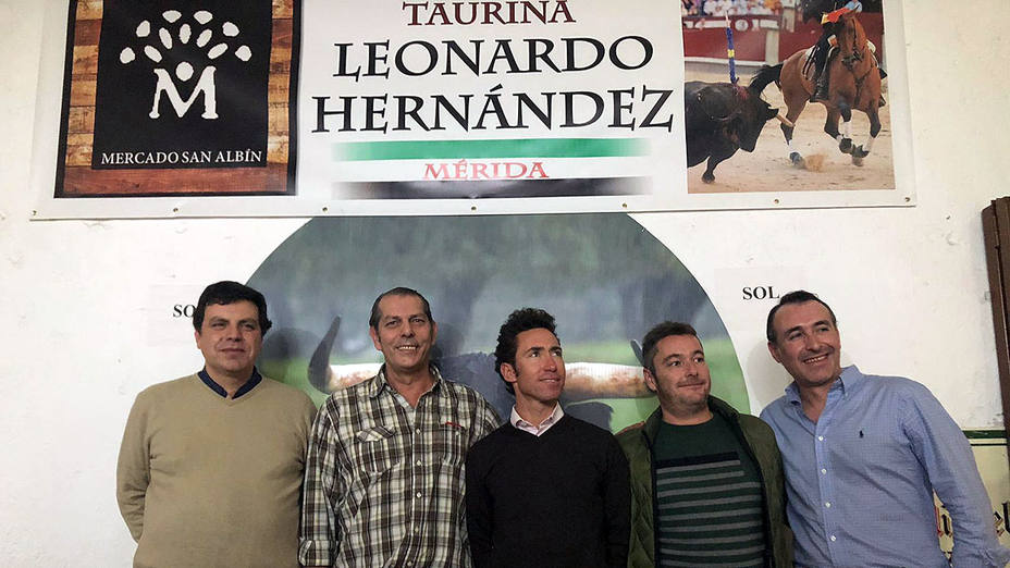 Leonardo Hernández, en el centro de la imagen, junto a varios socios de su nueva peña taurina