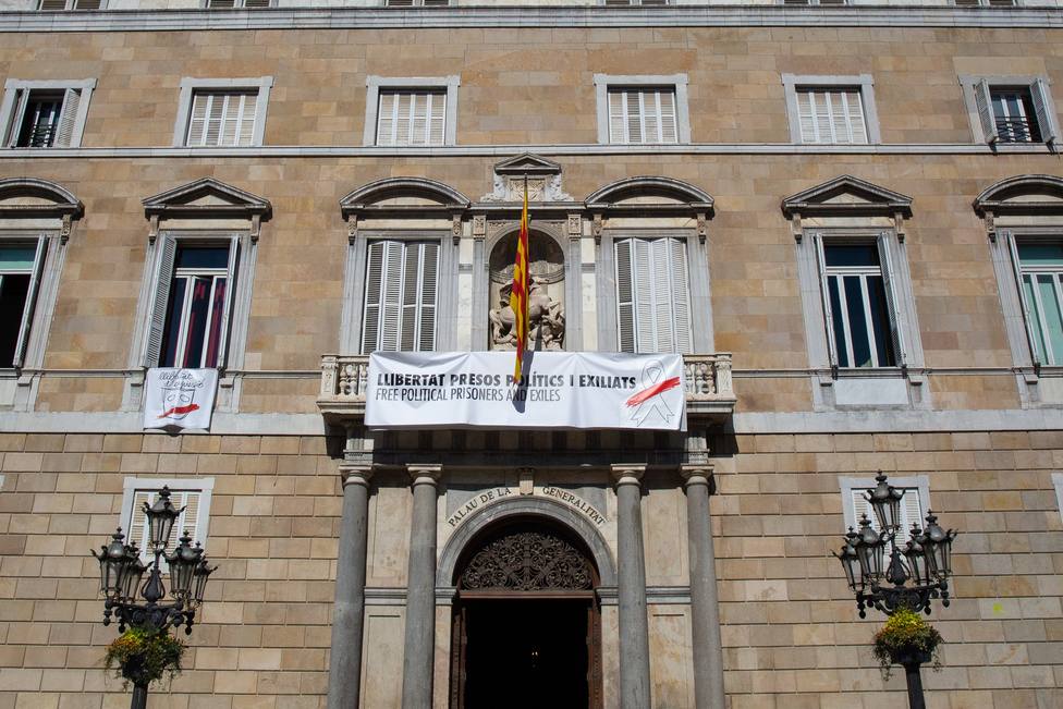 La Generalitat cuelga en una ventana una segunda pancarta a favor de la libertad de expresión