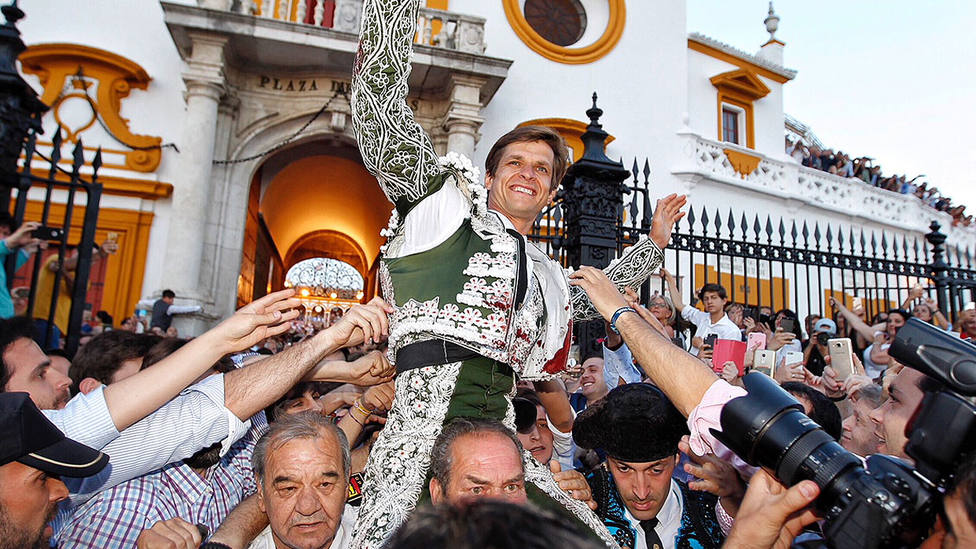 El Juli en su salida a hombros por la Puerta del Príncipe de Sevilla este jueves