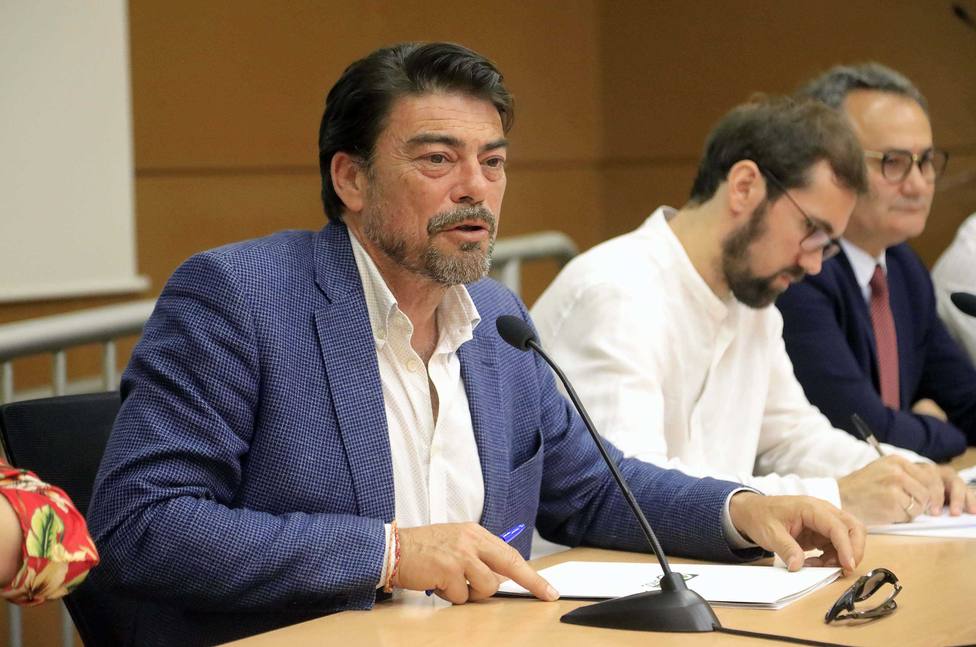 Barcala (PP), un abogado con tres másteres y alma de pintor se consolida tras un año al frente de Alicante