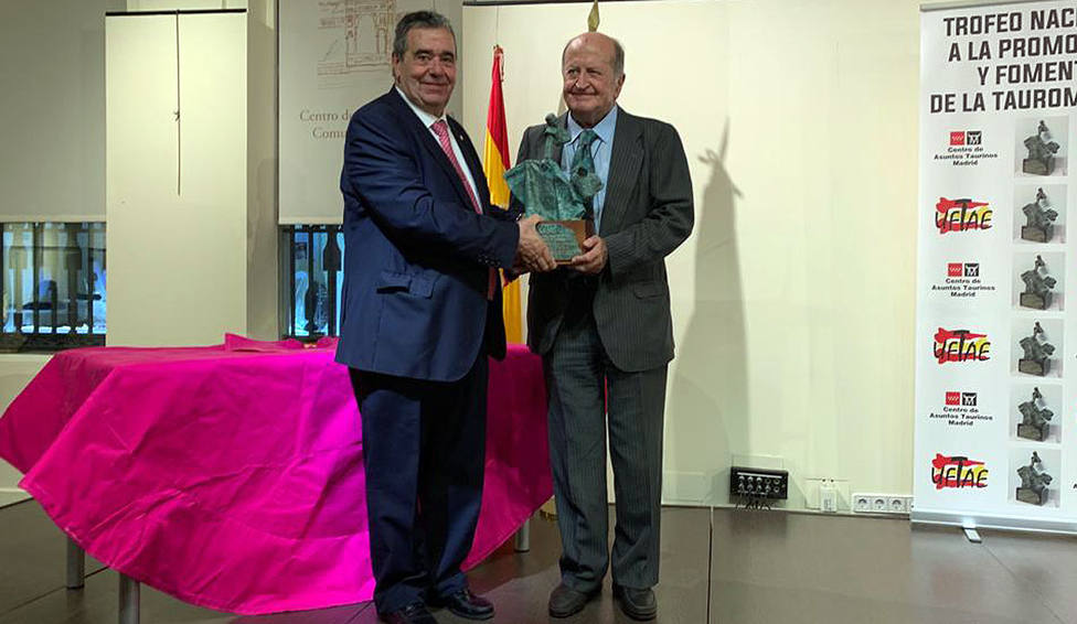 Jorge Fajardo, presidente de UFTAE, entregando el premio a José Manuel Albendea