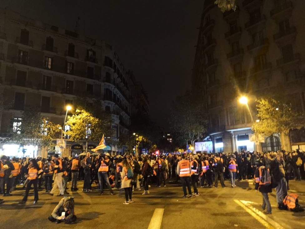 Manifestantes hacen una sentada en el cruce de Diagonal y paseo de Gràcia