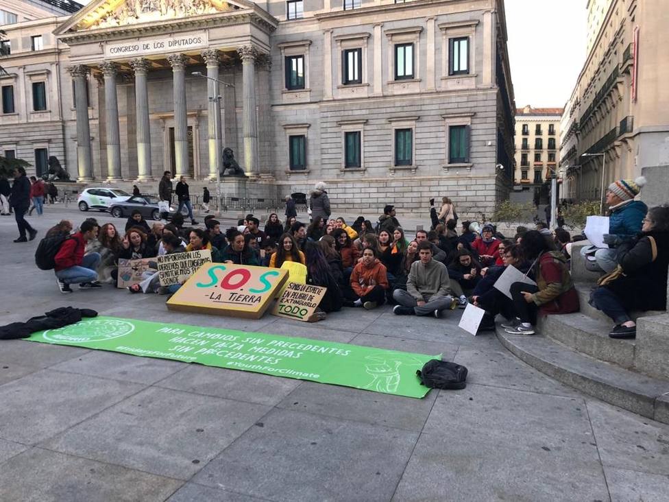 Medio centenar de jóvenes se sientan ante el Congreso contra la inacción política frente a la crisis climática