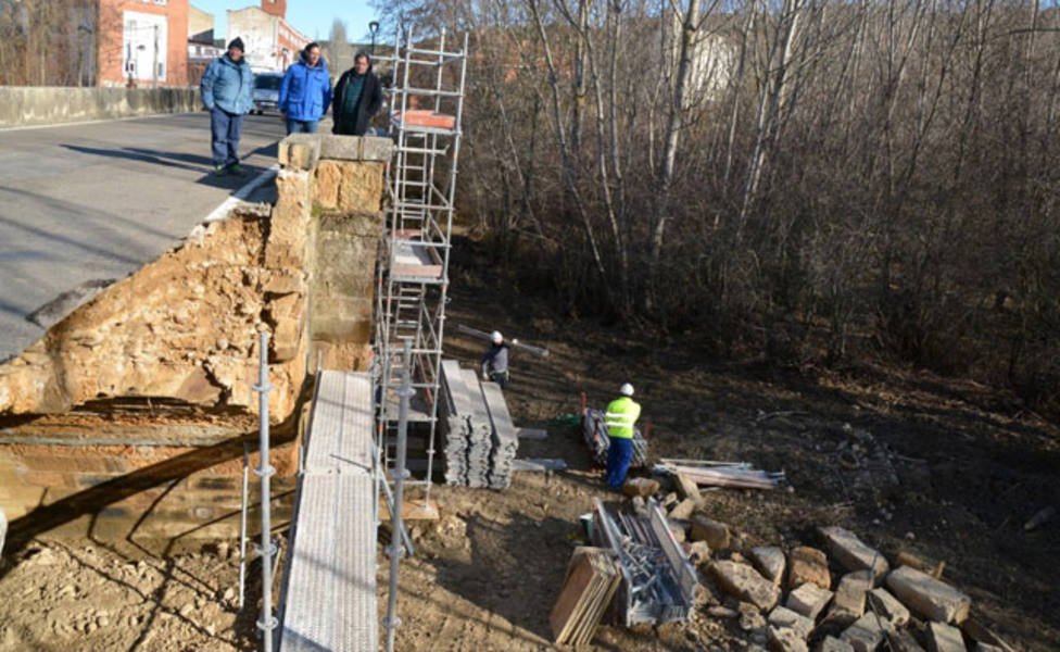 Inicio de las obras de reparación del puente viejo de Saldaña