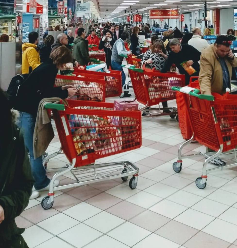Las compras en los supermercados vuelven a la normalidad tras el caos debido al estado de confinamiento
