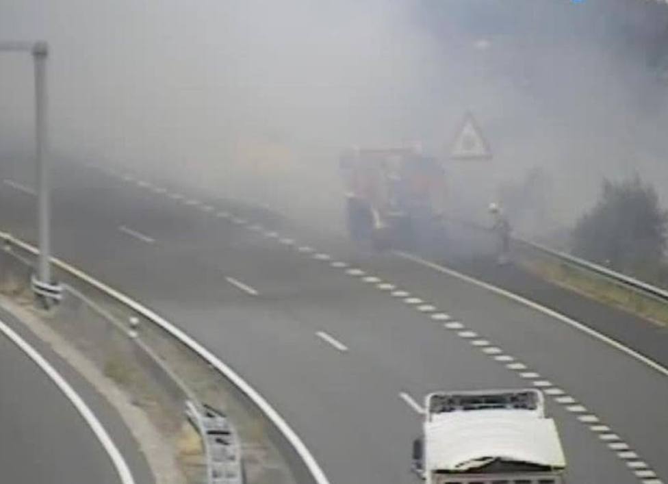 El humo del incendio afectó a la autovía AG-64 a su paso por Penavidreira - FOTO: Tráfico Ferrolterra
