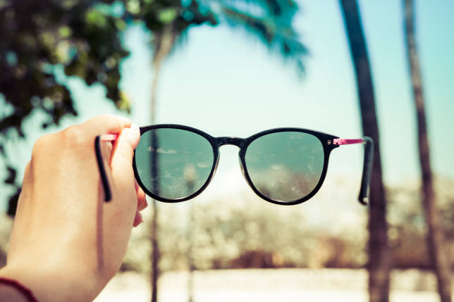 Cómo identificar unas gafas de sol falsas de unas auténticas y cuáles te  convienen - Vivir - COPE
