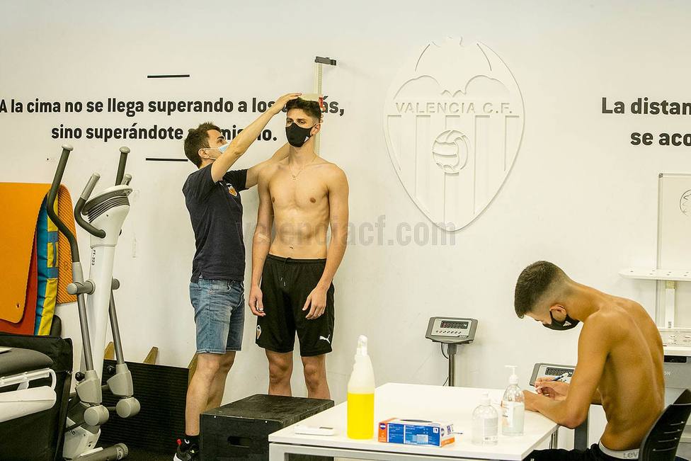 Un futbolista de la Academia del Valencia CF, en el test médico