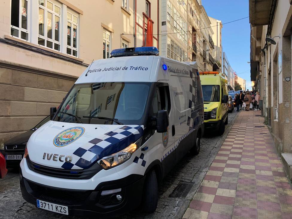 El furgón de Atestados de la Policía Local de Ferrol y una ambulancia del 061 en el lugar del atropello