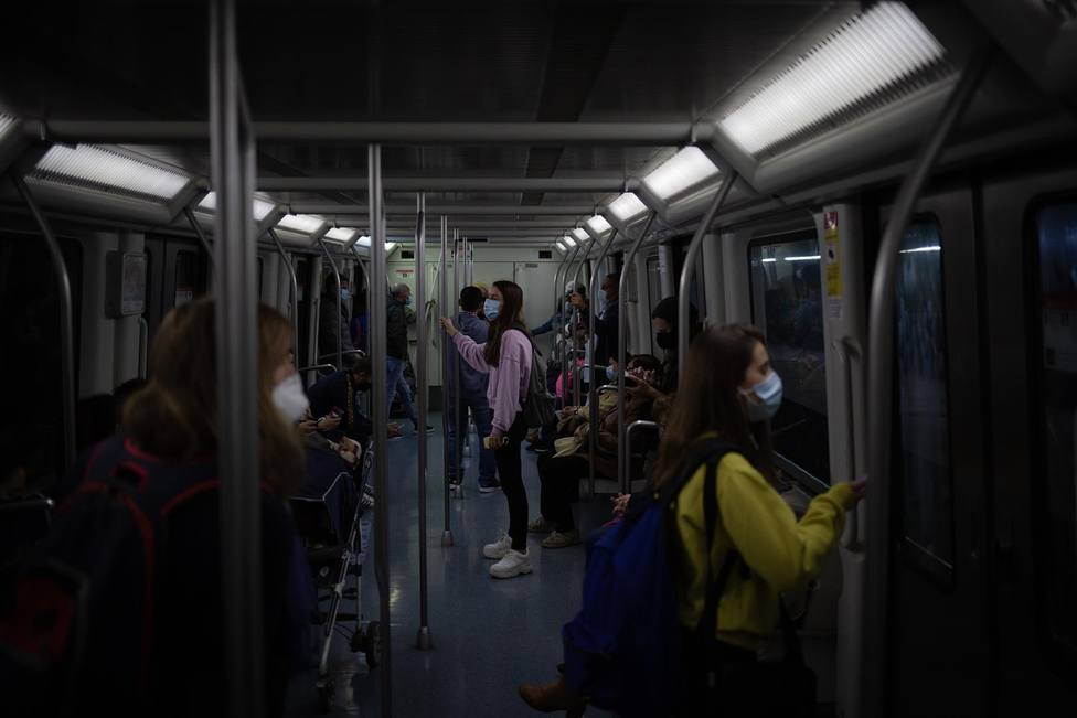 Varias personas viajan en el metro de Barcelona - David Zorrakino - Europa Press - Archivo