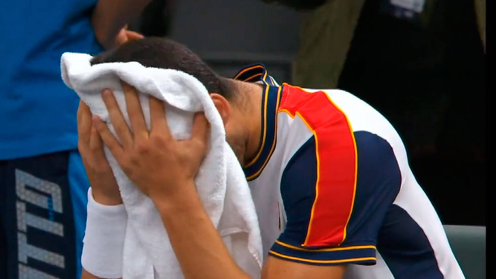 Carlos Alcaraz oculta su rostro con la toalla tras la remontada de Gastón en París en el segundo set