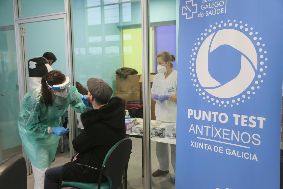 Una sanitaria realiza una prueba de antígenos - FOTO: EFE/ Salvador Sas