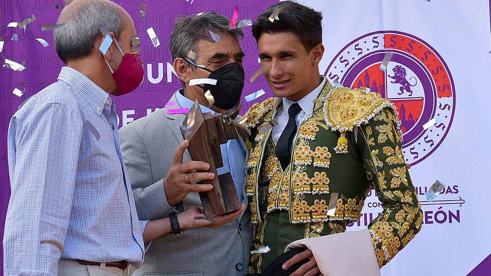 Manuel Diosleguarde recogiendo el trofeo de triunfador del Circuito de Castilla y León 2021
