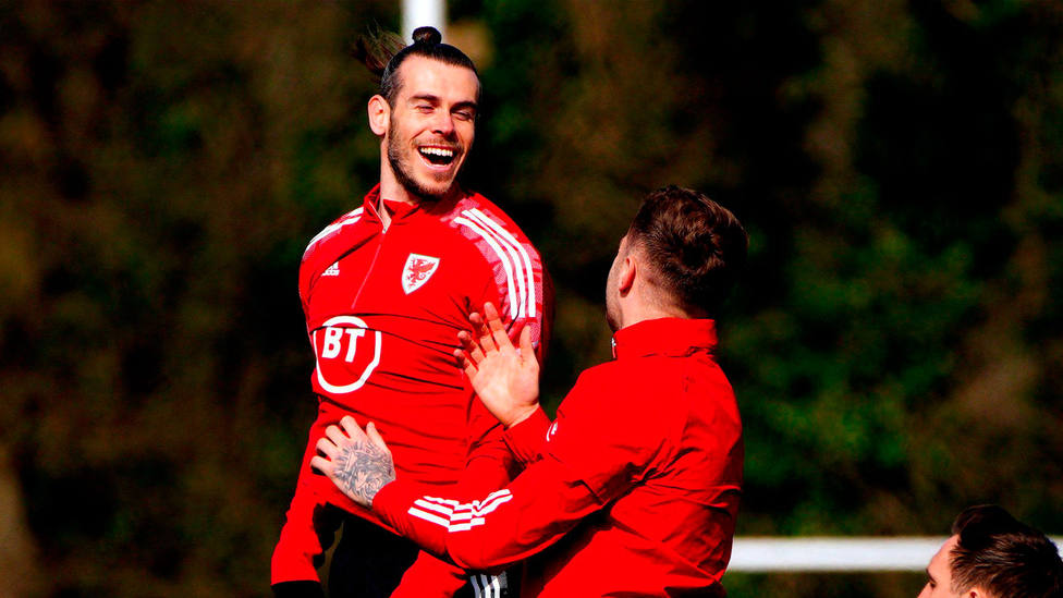 Gareth Bale se divierte en un entrenamiento con la Selección de Gales. CORDONPRESS