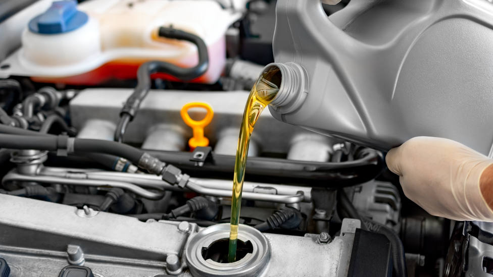 Cómo cambiar el aceite de tu coche y cuál es el mejor