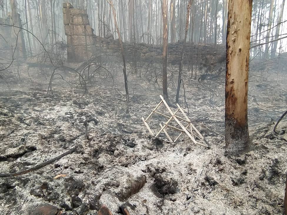 El fuego afectó a una zona forestal entre Brión y Ames, muy cercana a zonas habitadas