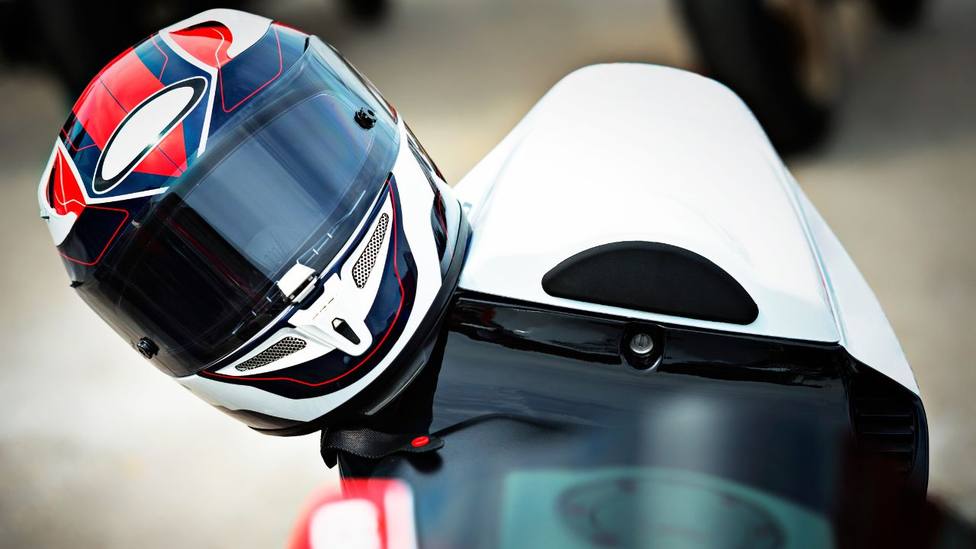 El casco Made in Spain de moto que envía mensajes de emergencia en caso de accidente