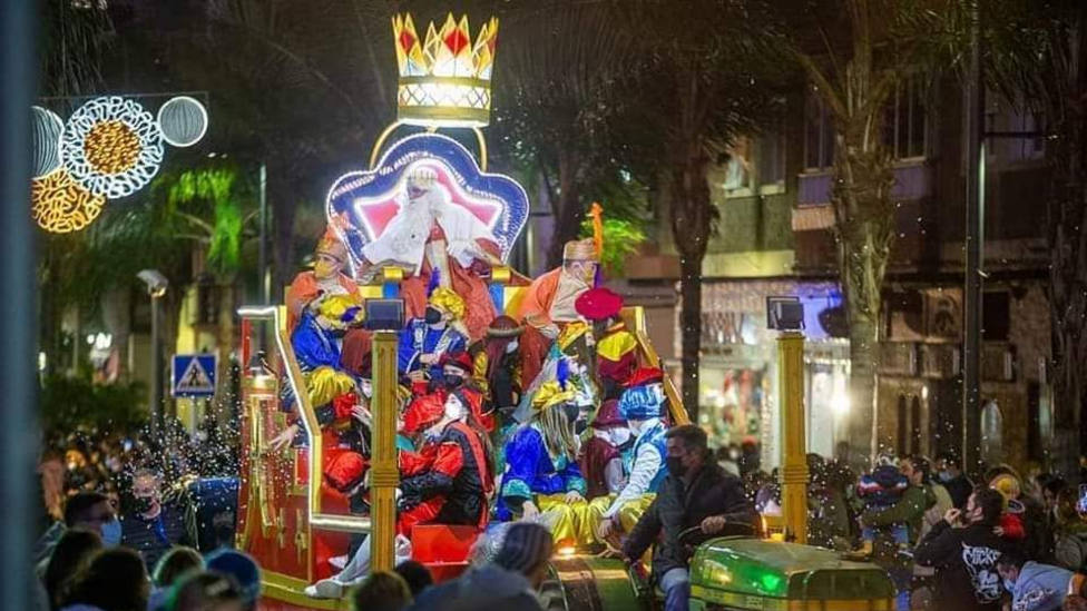 Motril acompaña a los Reyes Magos con 400 personas y 17 carrozas por las calles de la ciudad