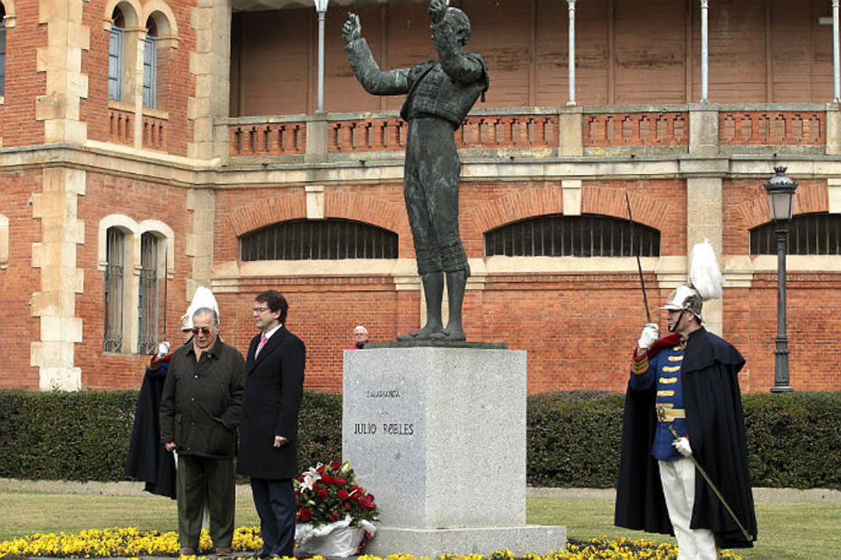 Victoriano Valencia y Fernández Mañueco durante el acto de homenaje que rindió Salamanca a Julio Robles. EFE