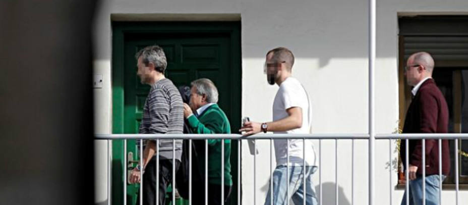 El ex presidente de la Diputación de Valencia, Alfonso Rus (de verde) detenido en la Operación Taula. EFE