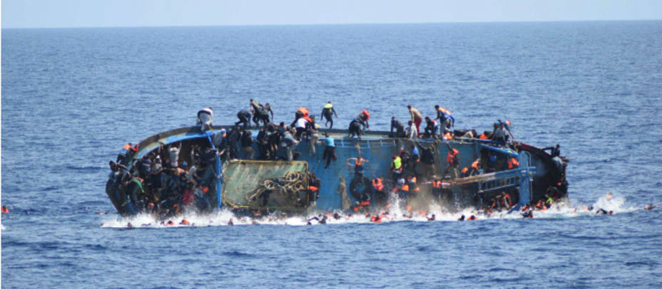 Fotografía facilitada por la Marina Militar italiana que muestra el vuelco de hace unos días de una embracación en la que viajaban 562 inmigrantes a la altura del Canal de Sicilia. EFE