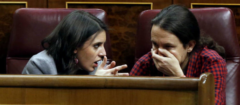 El secretario general de Podemos, Pablo Iglesias conversa con Irene Montero. EFE