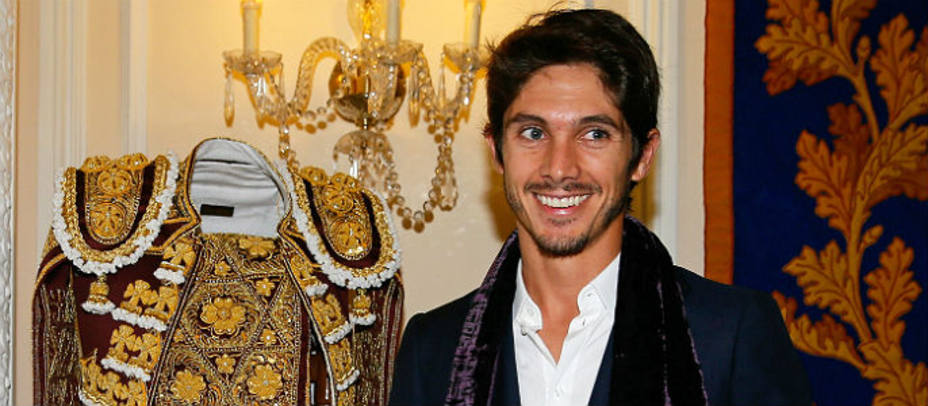 Sebastián Castella junto al traje Rioja y Oro entregado al diestro francés este lunes en Madrid. EFE
